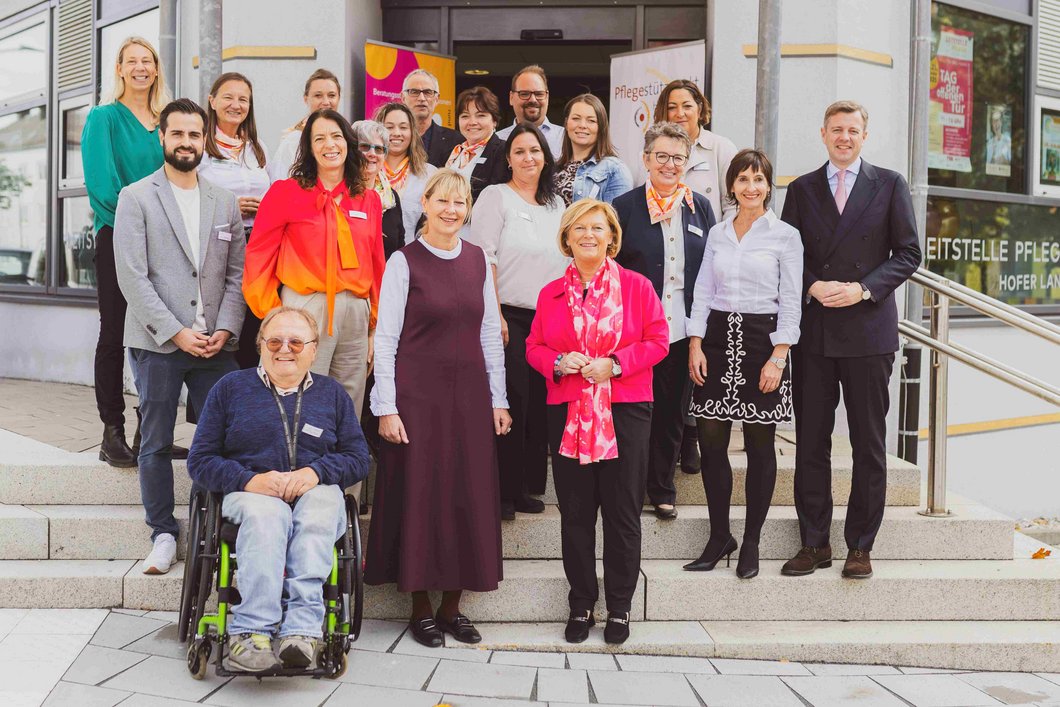 Auf dem Bild sieht man Menschen vor der Leitstelle Pflege Hofer Land
