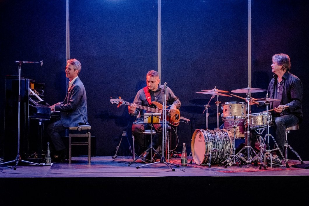 Michael Falk, Piano, Ralf Wunschelmeier, Bass, und Harry Tröger am Schlagzeug