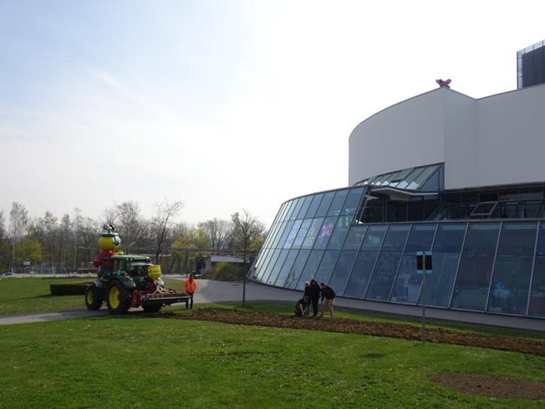 Auf diesem Foto ist eine Ansaataktion vor dem Hofer Theater zu sehen