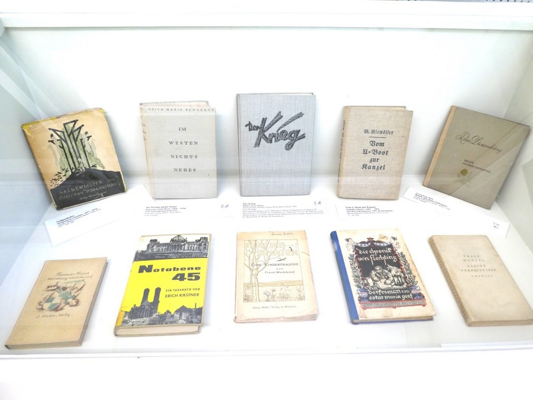 Auf dem Bild ist ein Schaukasten zu sehen, in dem historische Bücher ausgestellt sind.