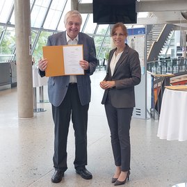 Auf dem Bild sind ein Mann und eine Frau zu sehen.