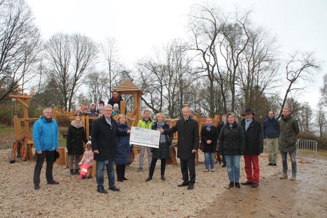 Auf diesem Foto wird die Kinderspielanlage eingeweiht