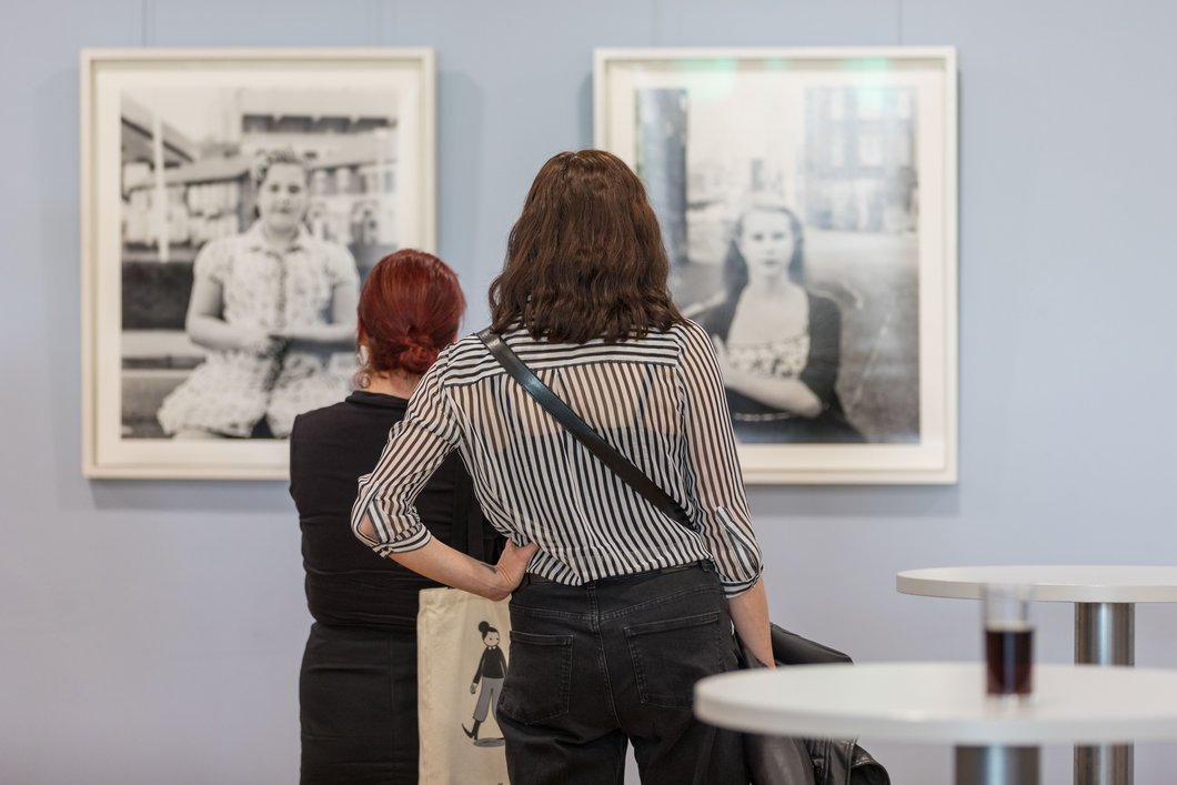 Auf dem Bild sieht man Personen bei der Fotografie-Ausstellung