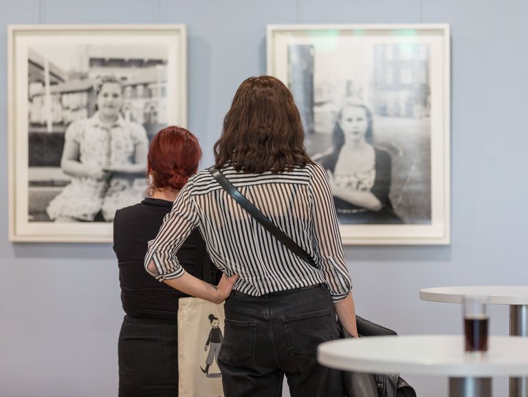 Auf dem Bild sieht man Personen bei der Fotografie-Ausstellung
