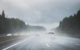 Auf diesem Foto ist Nebel auf der Autobahn zu sehen