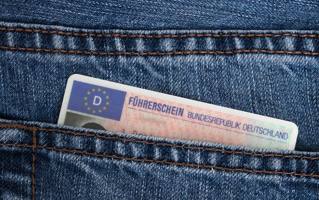 Ein Führerschein in der Tasche