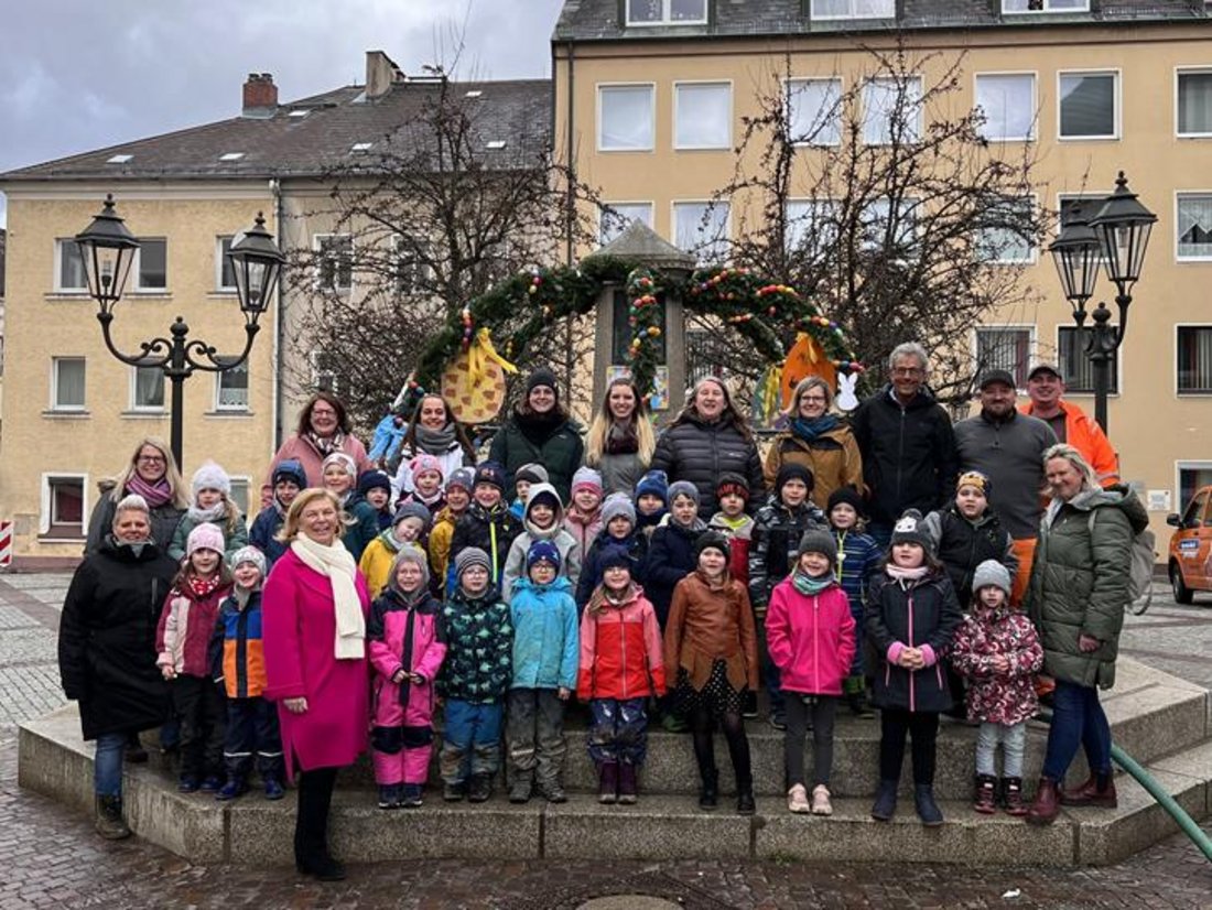 Auf diesem Foto ist ein Osterbrunnen zu sehen