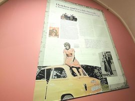 Das Bild zeigt ein Ausstellungsplakat zum Thema Geschlechterrollen.