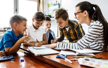 Foto von Schülern und ihrer Lehrerin im Unterricht