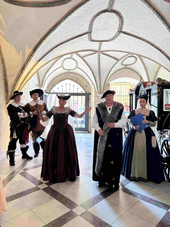 Auf dem Bild sieht man kostümierte Menschen auf den Wallenstein-Festspielen