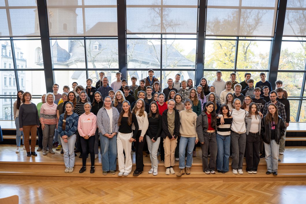 Auf dem Bild sind Dutzende Schülerinnen und Schüler zu sehen.