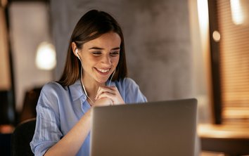 Auf diesem Foto ist eine Frau am Computer zu sehen