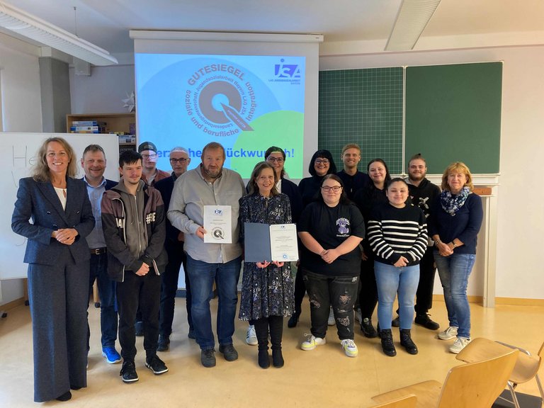 Auf dem Bild sieht man Angestellte der Stadt Hof und Teilnehmende des Projektes JobCoaching