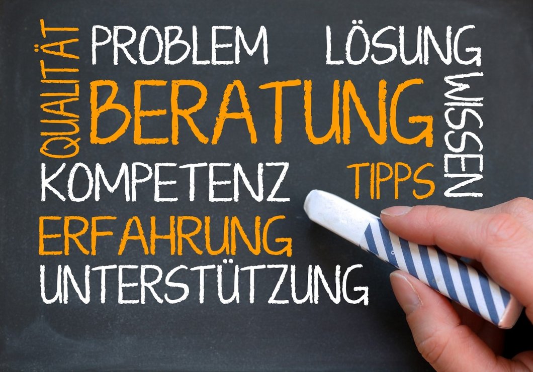 Auf einer Tafel stehen die Worte wie Beratung, Erfahrung, Unterstützung.