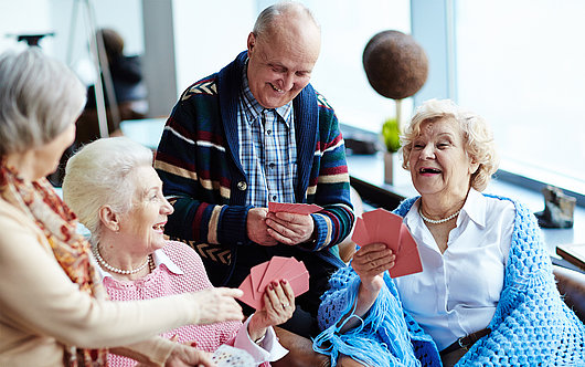 Auf diesem Foto lachen Senioren miteinander