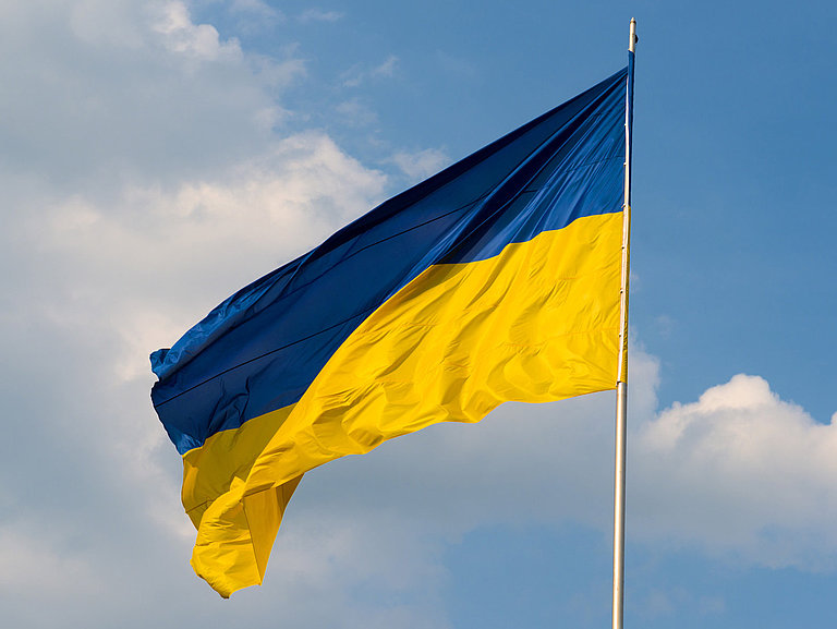 Auf diesem Foto ist ein Ukraine Flagge zu sehen