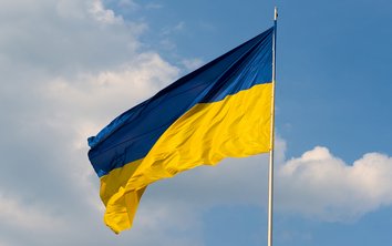 Auf diesem Foto ist ein Ukraine Flagge zu sehen