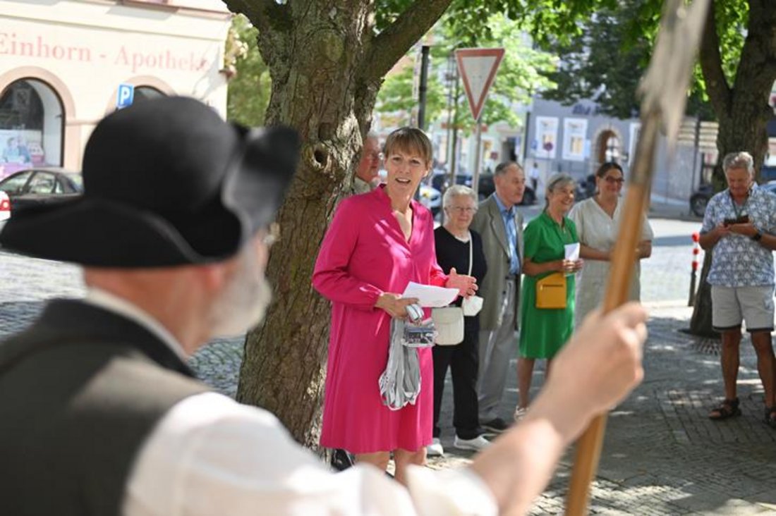 Auf diesem Foto ist eine Stadtführung zu sehen