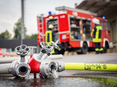 Auf diesem Foto ist die Feuerwehr zu sehen.