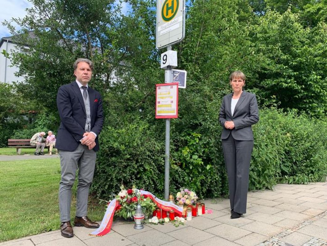 Eva Döhla mit Konsul Marcin an einer Gedenkstätte