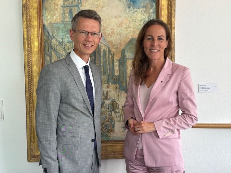 Auf dem Bild sind ein Herr und eine Dame zu sehen