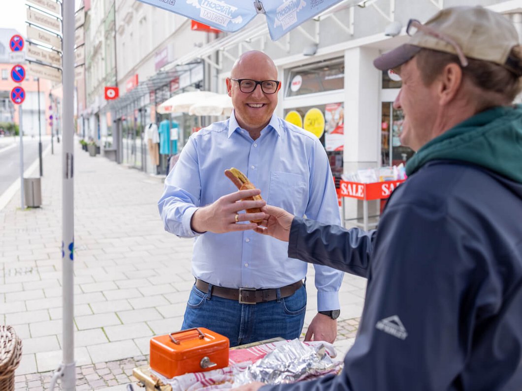 Auf diesem Foto ist ein Mann beim Wärschtlamo zu sehen