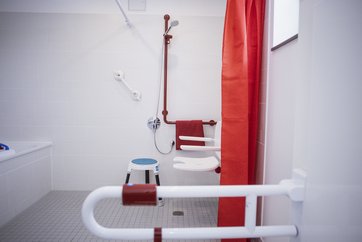 Auf dem Bild ist ein barrierefreies Badezimmer zu sehen.
