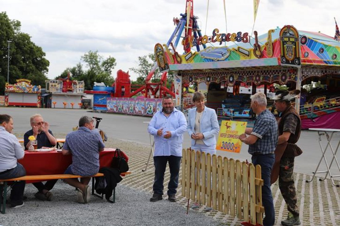 Auf diesem Foto sind Menschen auf dem Volksfest zu sehen