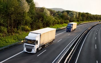 Foto von zwei LKWs auf der Autobahn