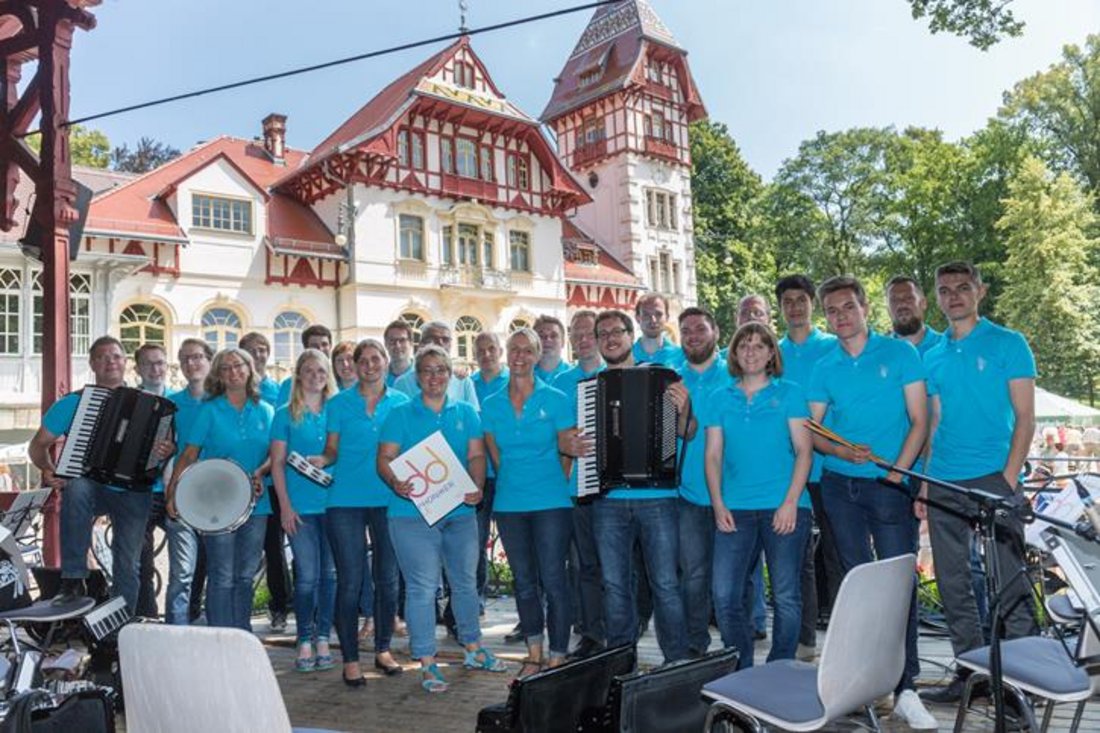 Auf diesem Foto ist ein Akkordeonorchester zu sehen