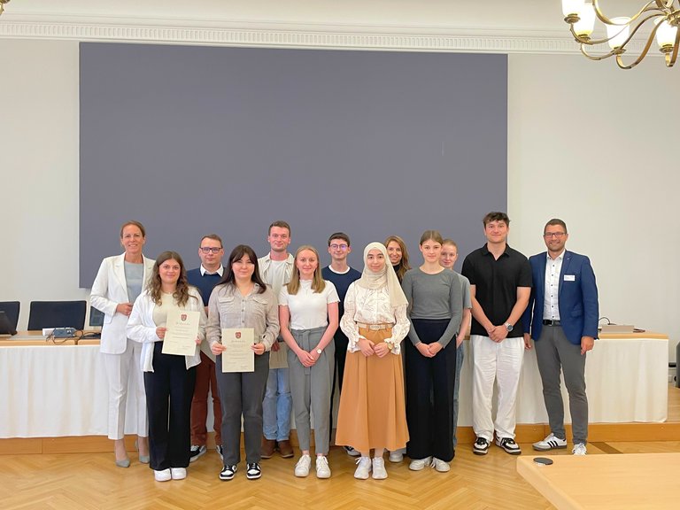 Auf dem Bild sind mehrere junge Menschen zu sehen.