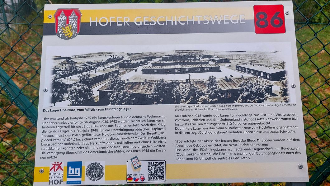 Auf dem Bild ist eine Geschichtstafel zu sehen.