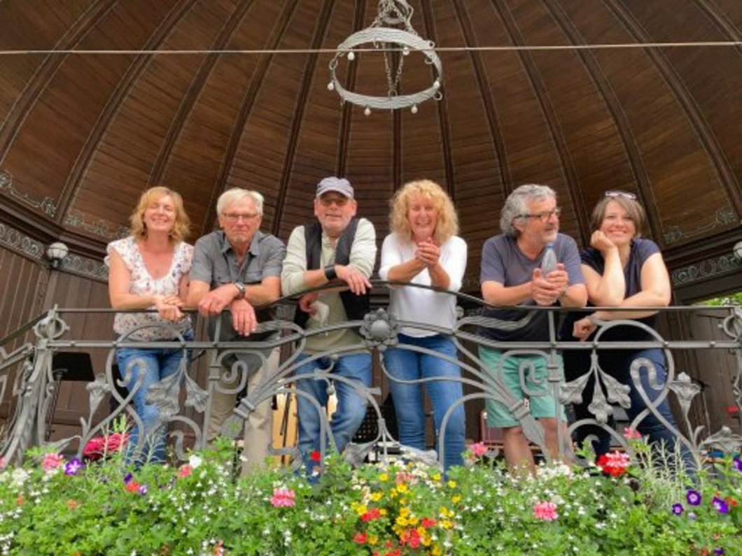 Foto der Gruppe Kickstarter, aufgenommen im Musikpavillon am Theresienstein