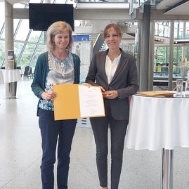 Auf dem Bild sind zwei Frauen zu sehen.