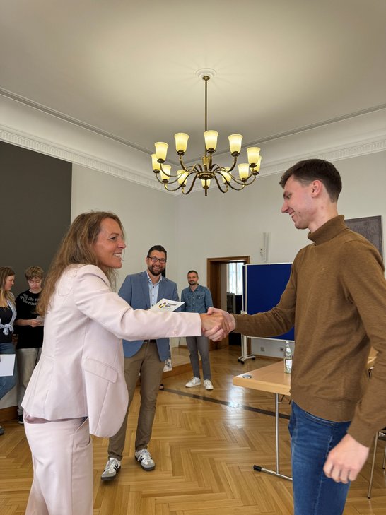 Auf dem Bild sieht man Oberbürgermeisterin Eva Döhla beim Gratulieren