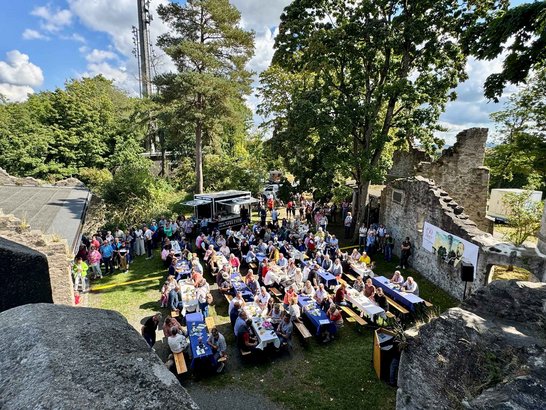 Auf dem Bild sieht man die Feierlichkeiten des Bierfestes und des Geburtstags des Hofer Wärschtlamo