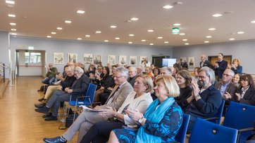 Die Gäste der Ausstellungseröffnung.