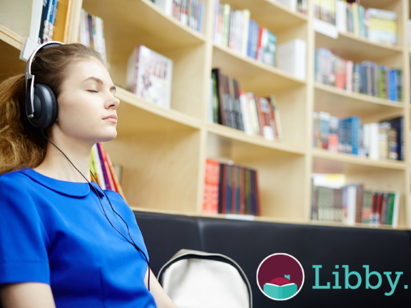 Auf dem Bild ist eine Frau mit Kopfhörern zu sehen, die vor einem Bücherregal sitzt.