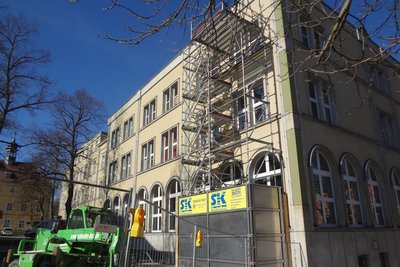 ein Gerüst steht an dem Gebäude des Gymnasiums