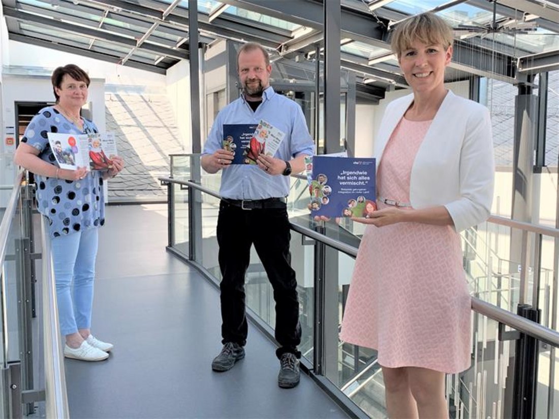 Auf diesem Foto ist Eva Döhla mit Andr Vogel und Ingrid Ey zu sehen