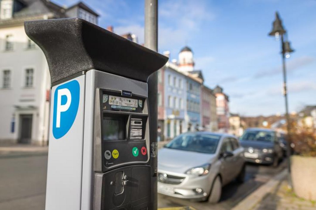 Auf diesem Foto ist ein Parkscheinautomat zu sehen