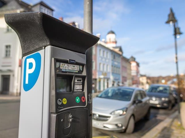 Auf diesem Foto ist ein Parkscheinautomat zu sehen