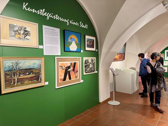 Auf dem Bild ist eine Wand des Museums zu sehen, an der Bilder hängen.